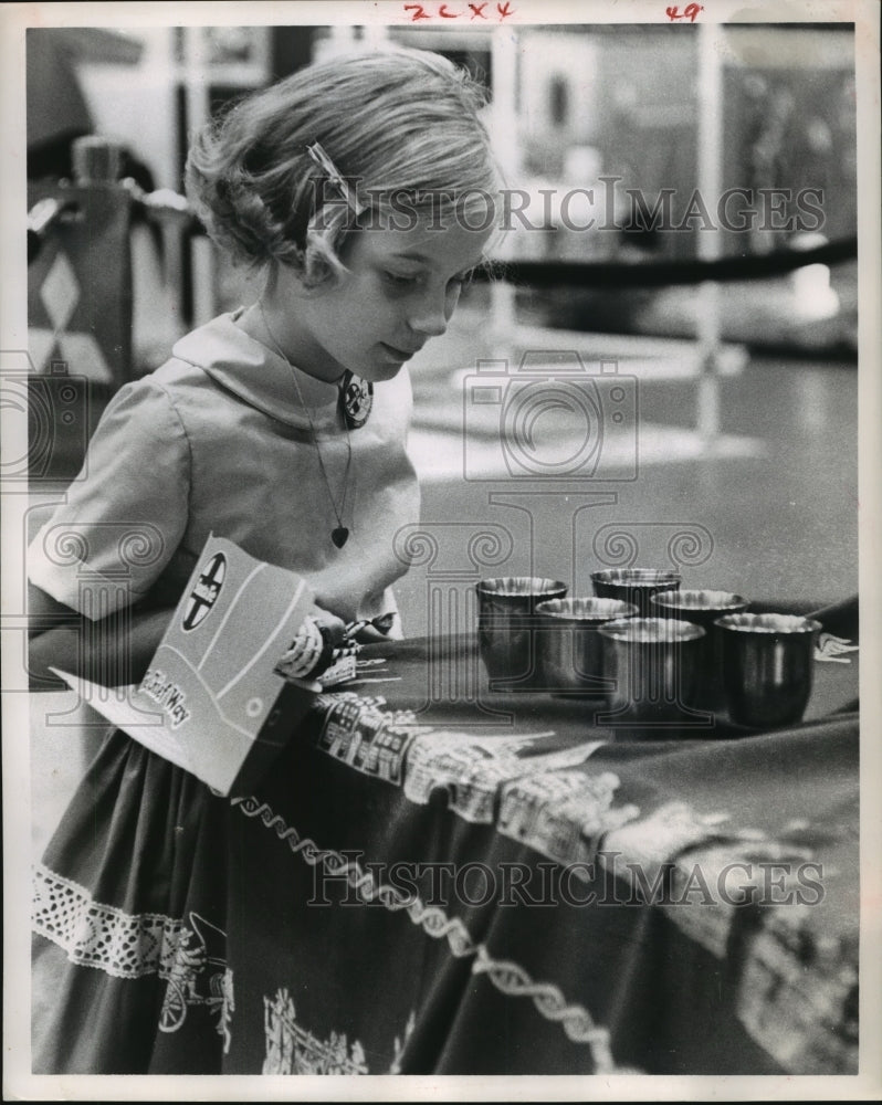 1961 Press Photo Rise White admires German pewter cups at Houston Travel Fair - Historic Images