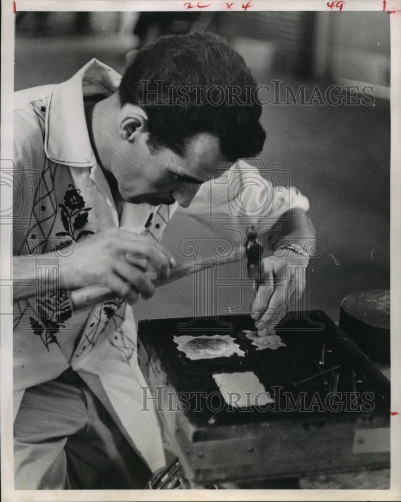 1961 Press Photo Miguel Herrera creates silver design at Houston Trade Fair - Historic Images