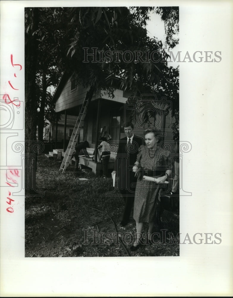 1985 Houston Council members tour home in Community Dev Housing - Historic Images