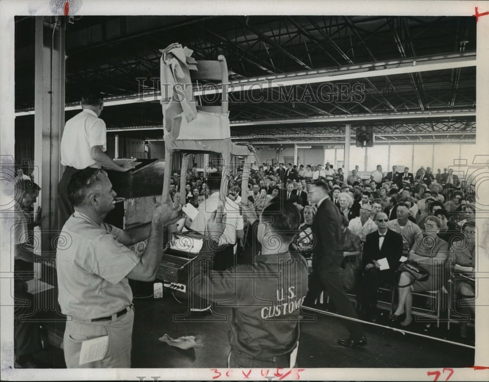 1965 Press Photo US Customs Service Auction at Houston Int. Trade &amp; Travel Fair - Historic Images