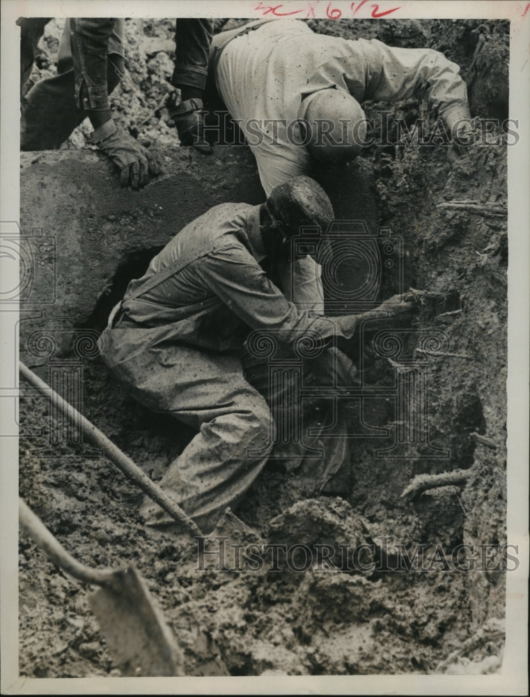 1966 Press Photo Houston Natural Gas workers repair broken main - hca29477 - Historic Images