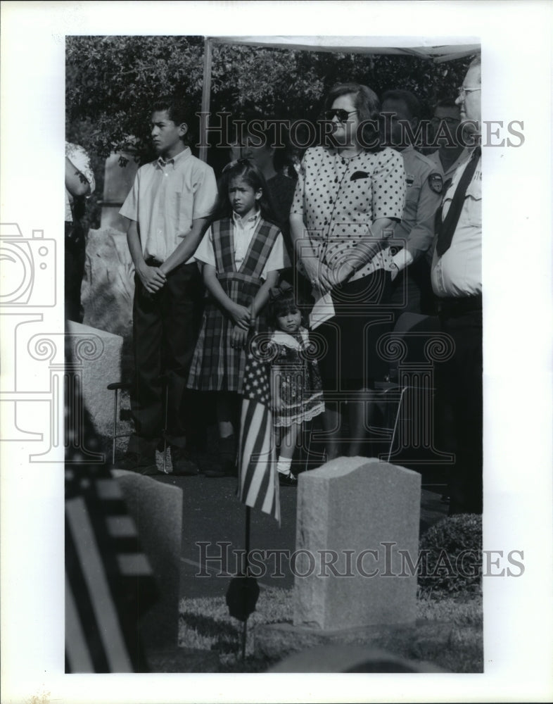 1992 Deceased Houston firefighter Robert Reyes family at memorial - Historic Images