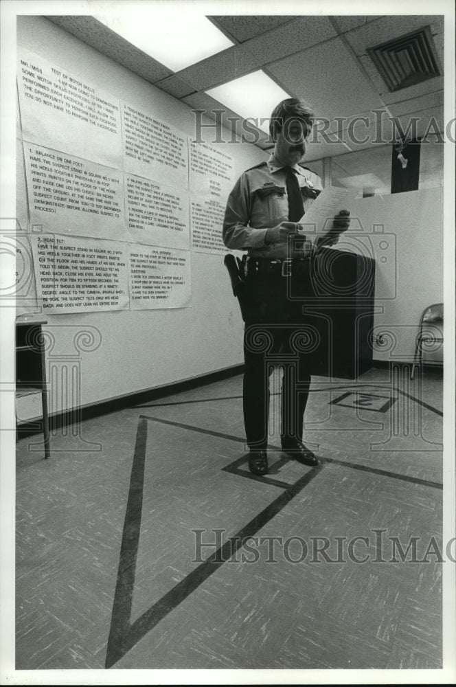 1984 Houston Police Officer Jim Scott in room for DWI suspects - Historic Images