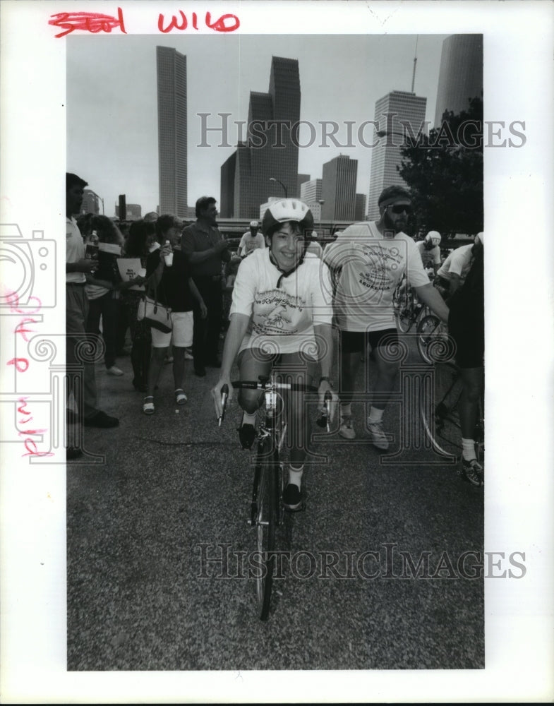 1991 Houston Police Chief Elizabeth Watson on bike for relay - Historic Images