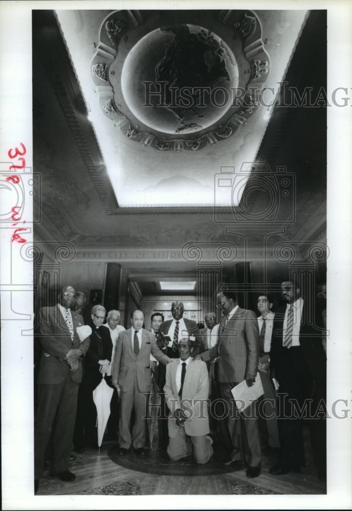 1990 Black/Hispanic Ministers Against Crime at service in Houston - Historic Images