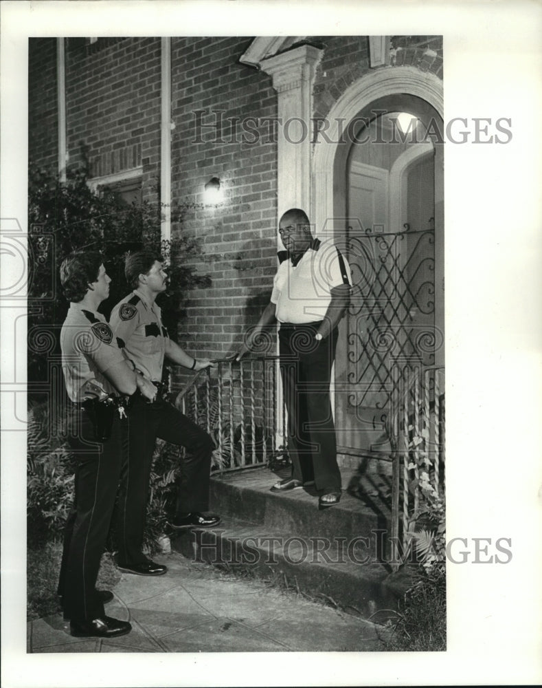 1985 Clen Del Vance speak with Houston Police about DART program - Historic Images