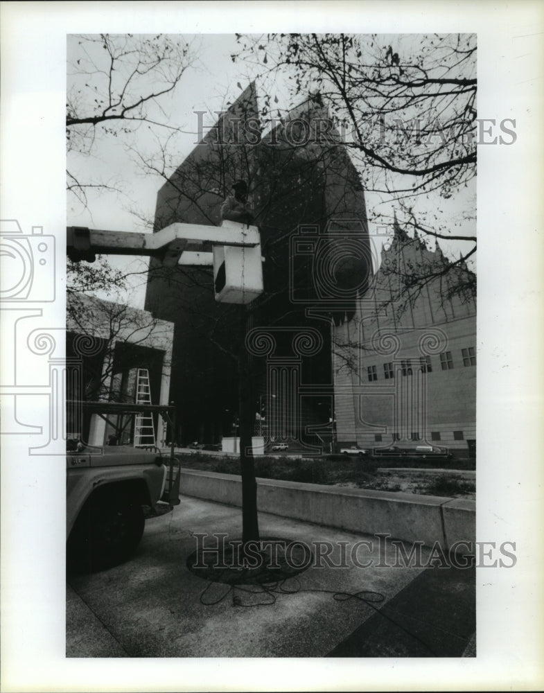 1986 Bobby Vann with Houston Public Works removes Christmas lights - Historic Images