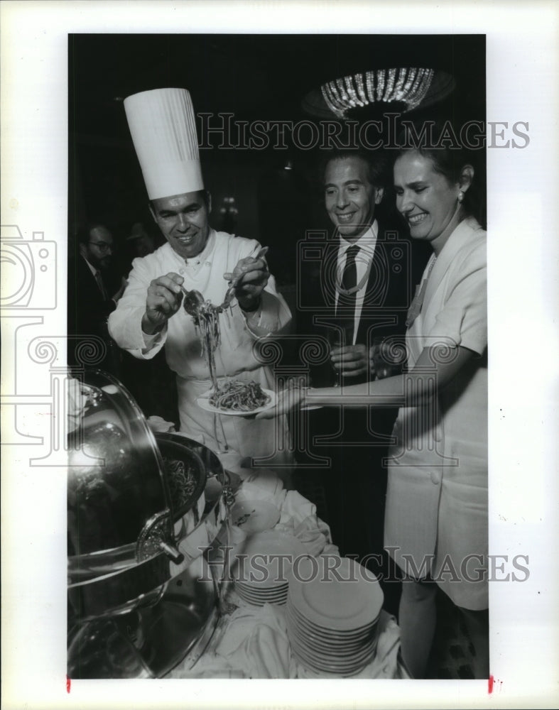 1991 Chef Mario Perez serves at Housotn Symphony banquet - Historic Images