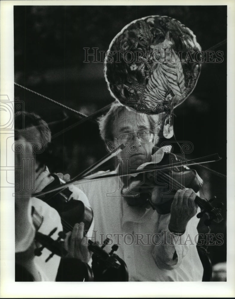 1988 Houston Symphony viola player Thomas Molloy at zoo concert - Historic Images