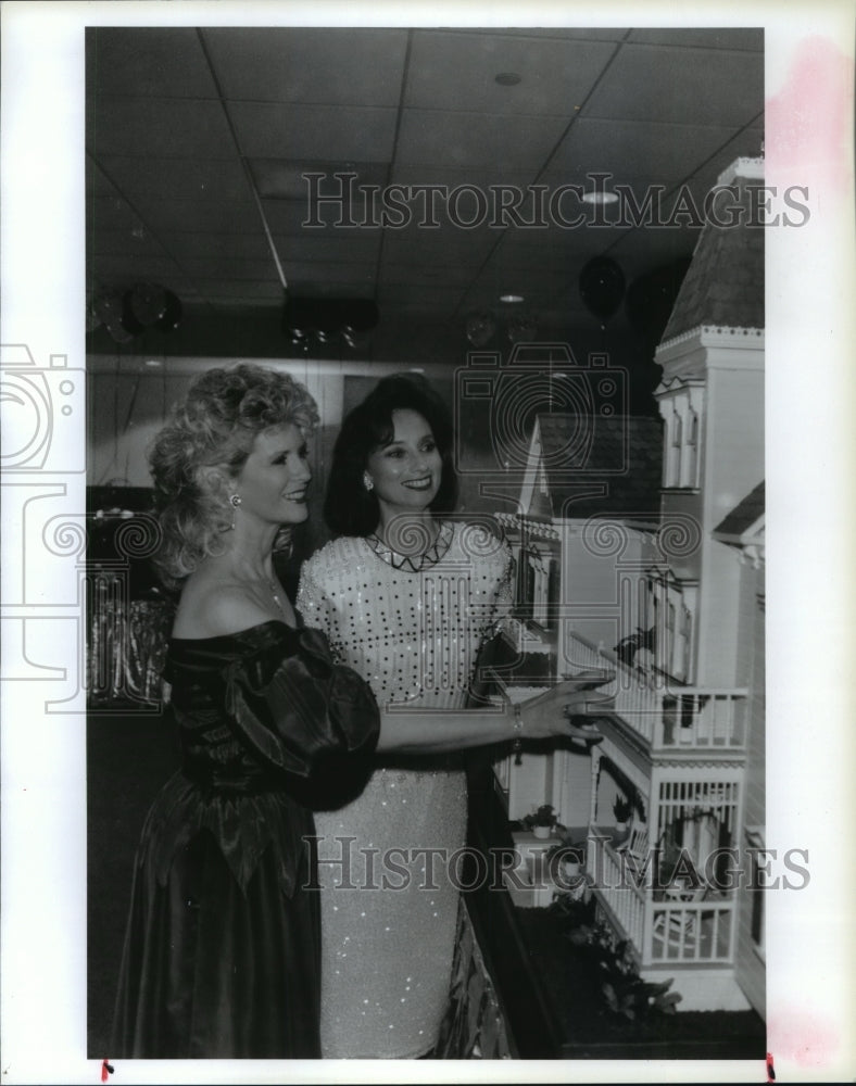 1991 Houston Jr. Forum President Betty Sirmons and Anne Richardson - Historic Images