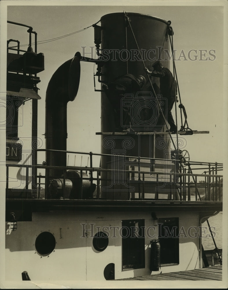 1960 Press Photo Man works on large ship at Houston Ship Channel - hca29589 - Historic Images