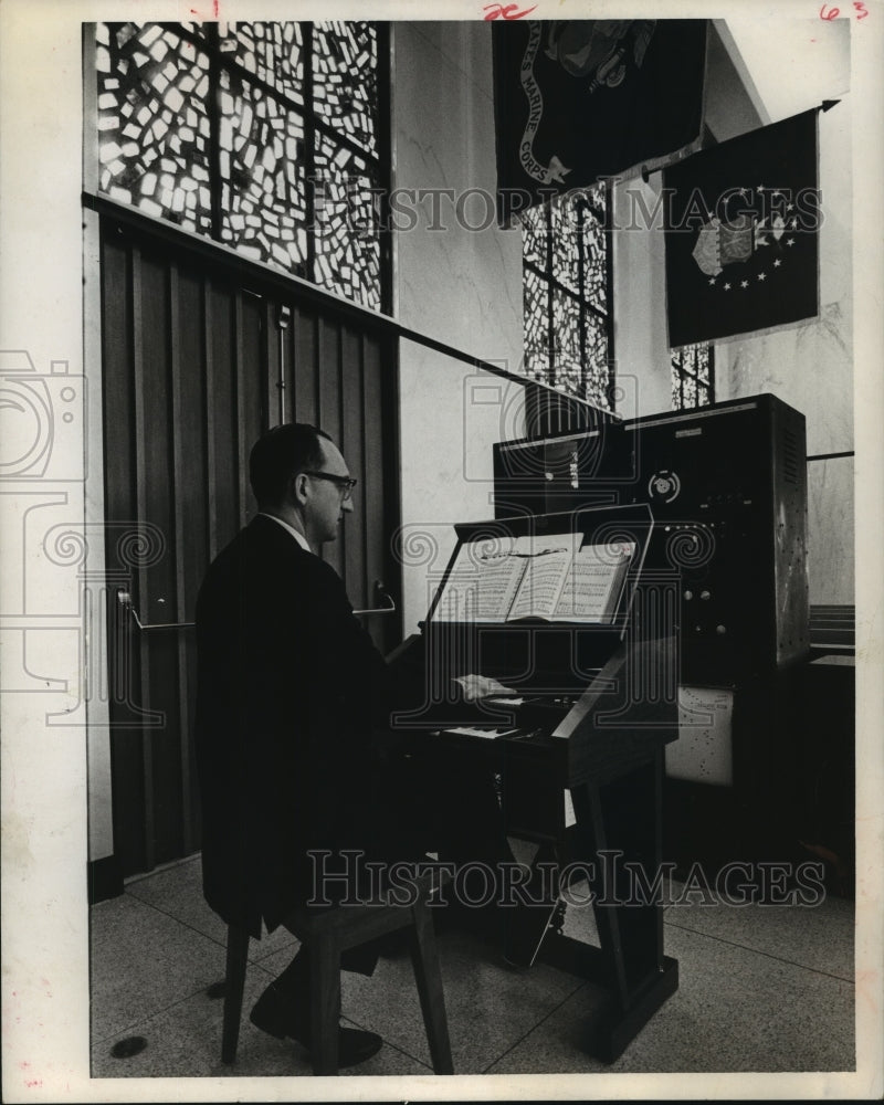 1968 Press Photo Houston St. Luke&#39;s Methodist Organist plays carillon bells - Historic Images