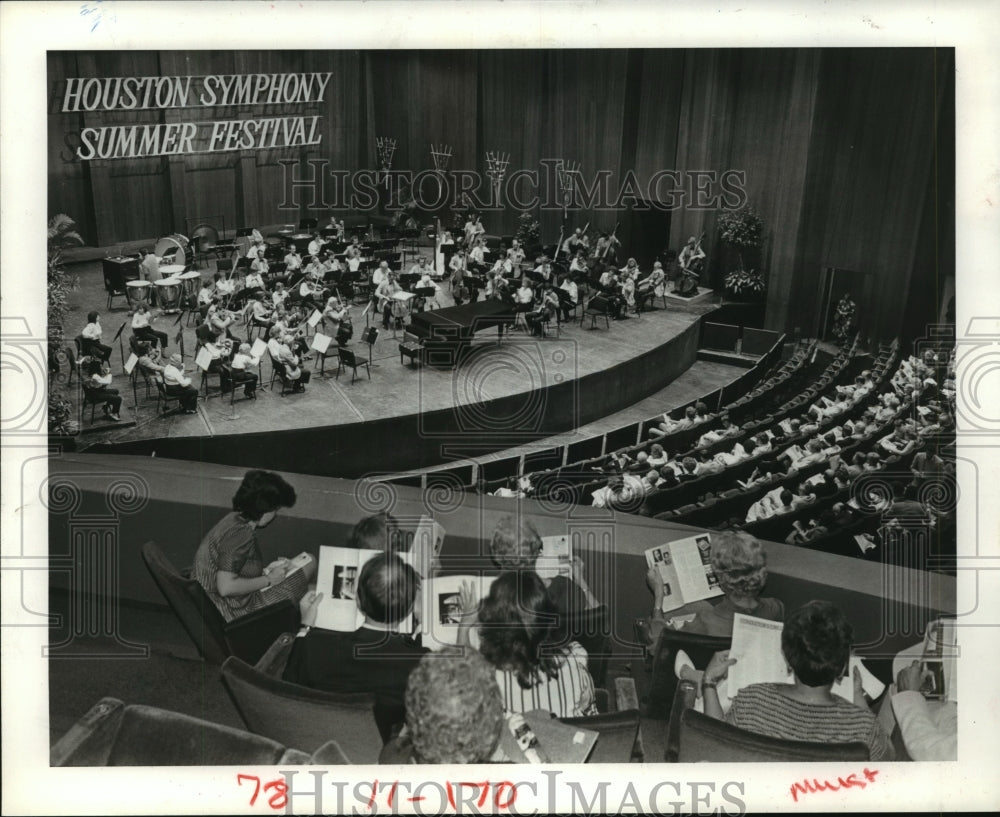 1984 Houston Symphony tune-up before show - audience shown - Historic Images