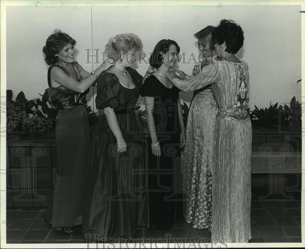 1986 Houston Symphony's annual fashion fundraiser models dressed - Historic Images
