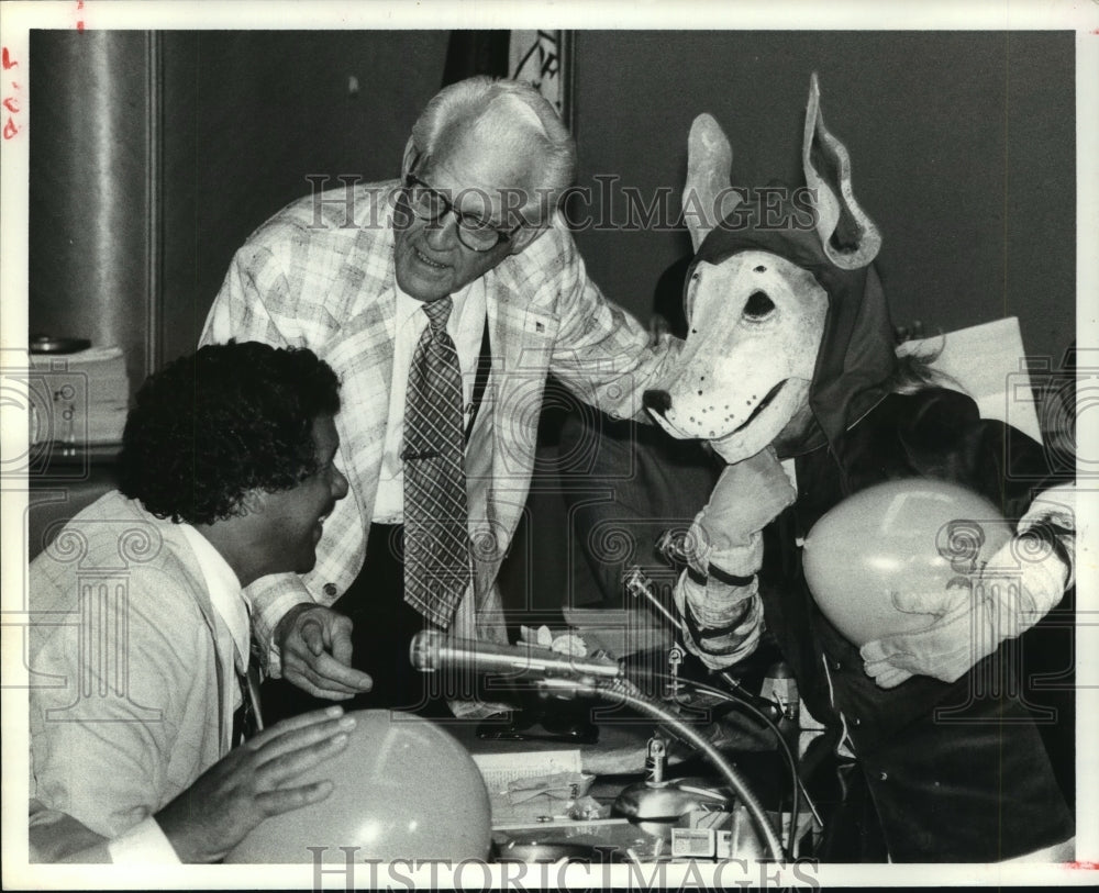 1978 Houston Grand Opera youngsters visit City Council in costume - Historic Images