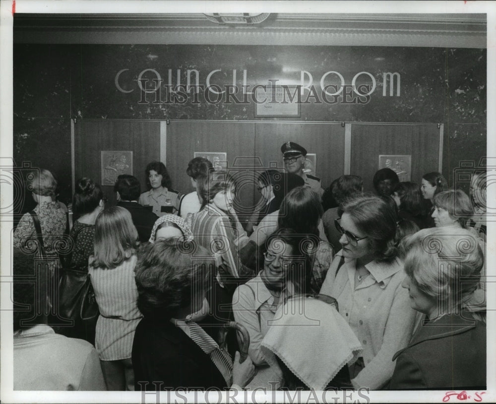 1977 Houston City Council overflowed to hall with women support - Historic Images