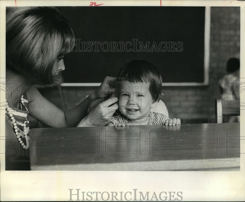 1967 Press Photo Houston Speech &amp; Hearing staff adjusts child&#39;s hearing aid - Historic Images