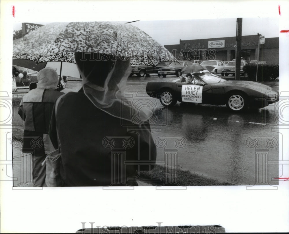 1992 Houston City Councilwoman Helen Huey in car in parade - Historic Images