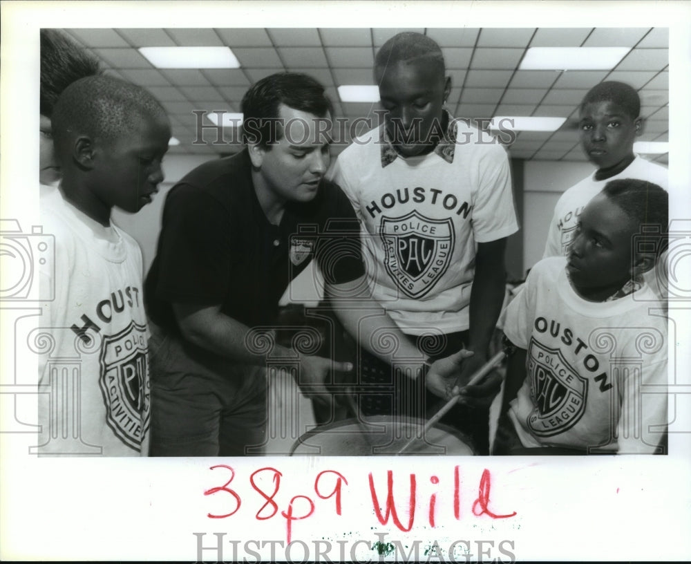 1992 Houston Police Officer Ken Papierz teaches drumming to teens - Historic Images
