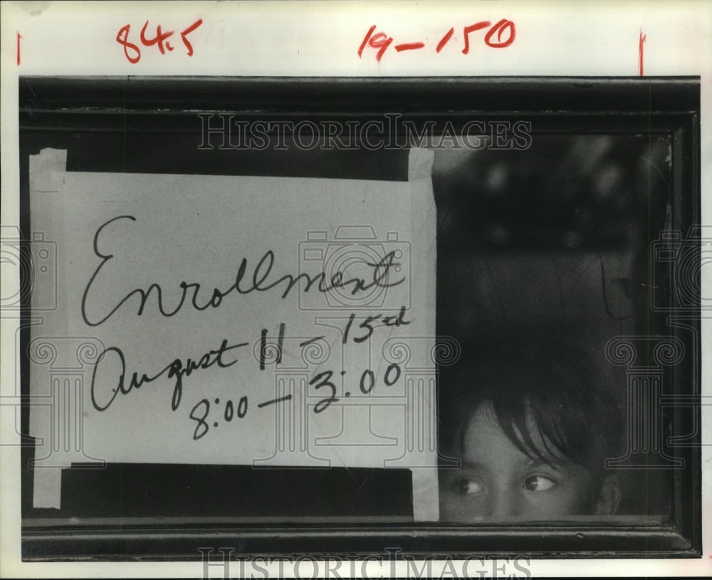 1980 Juan Davilla peeks out Houston&#39;s DeZavala Elementary window - Historic Images