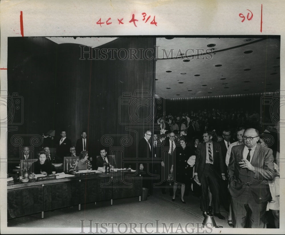 1970 Press Photo Houston School Board closes door to audience after vote - Historic Images