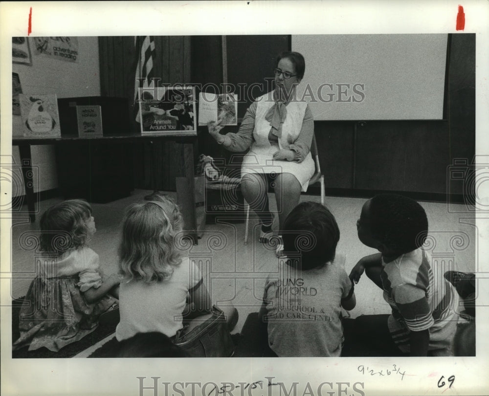 1981 Houston librarian Jenell Smith reads book to young children - Historic Images