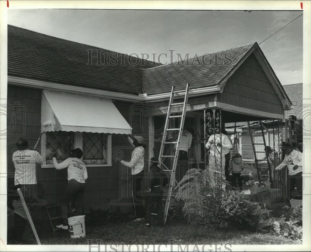 1986 Houston Housing Authority volunteers paint house of elderly - Historic Images