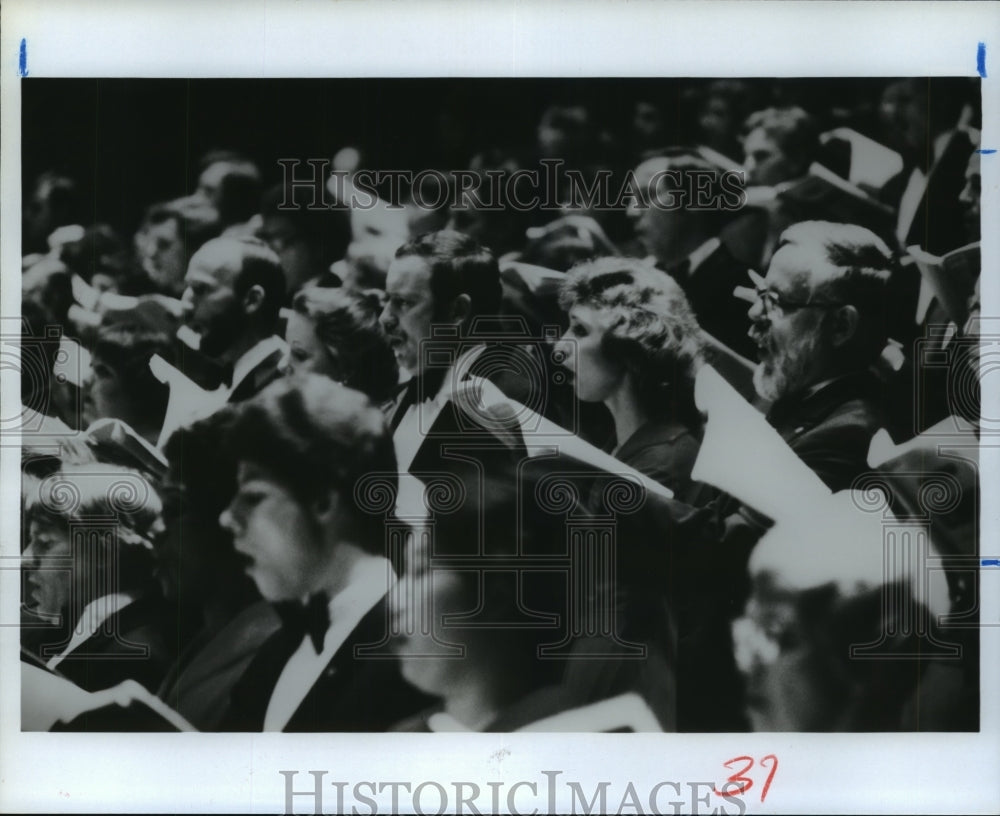 1981 Houston Symphony Chorale singing Handel&#39;s Messiah - Historic Images