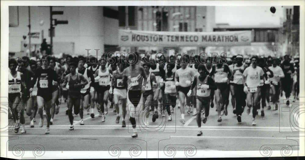 1986 Press Photo Crowd of runners at start of Houston Marathon - hca29781 - Historic Images