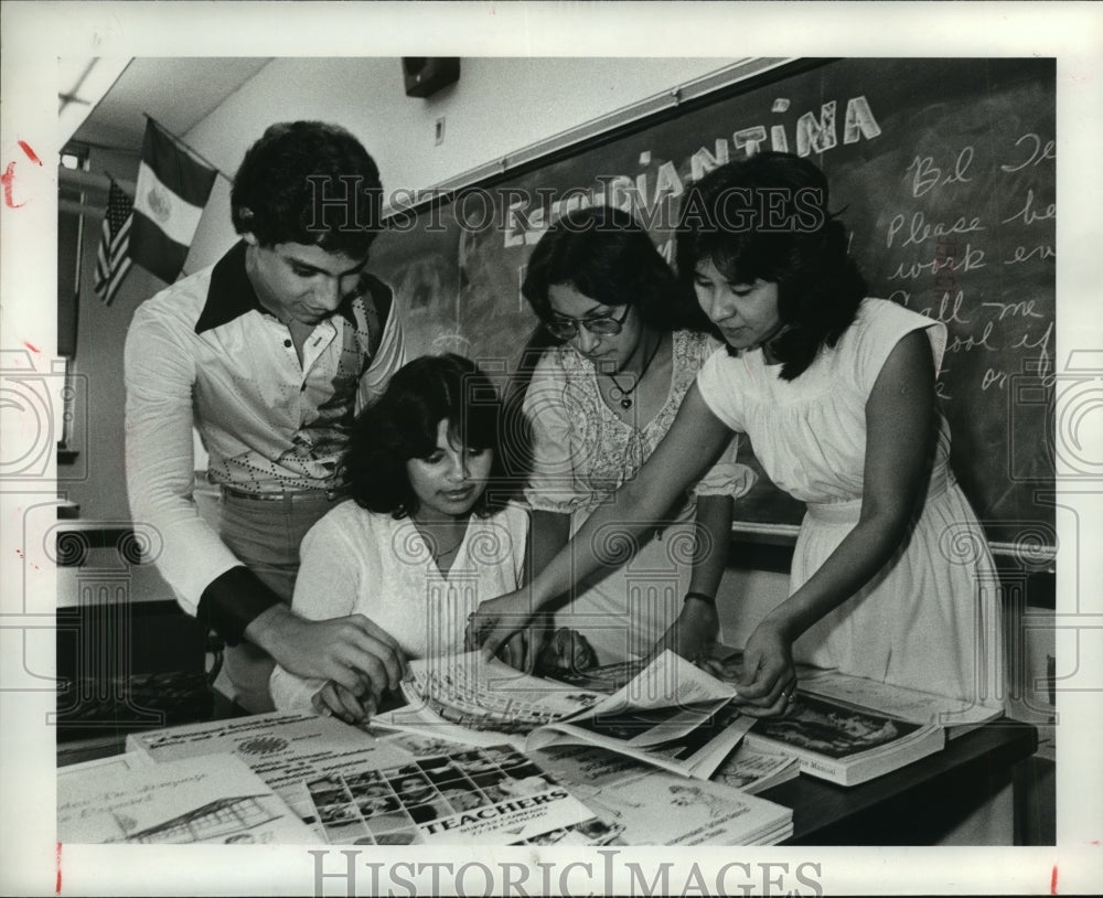 1978 Houston teacher Elsa Mendoza and students at Austin High - Historic Images