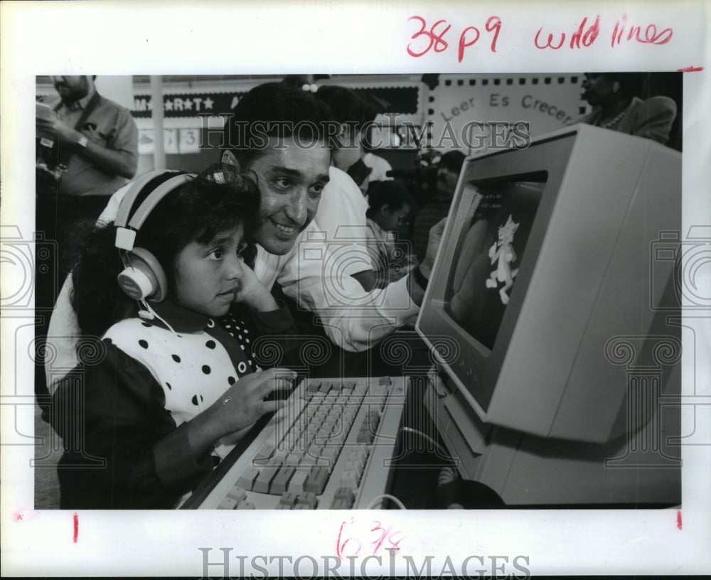 1991 Houston bilingual teacher Henry Cisneros at computer with child - Historic Images