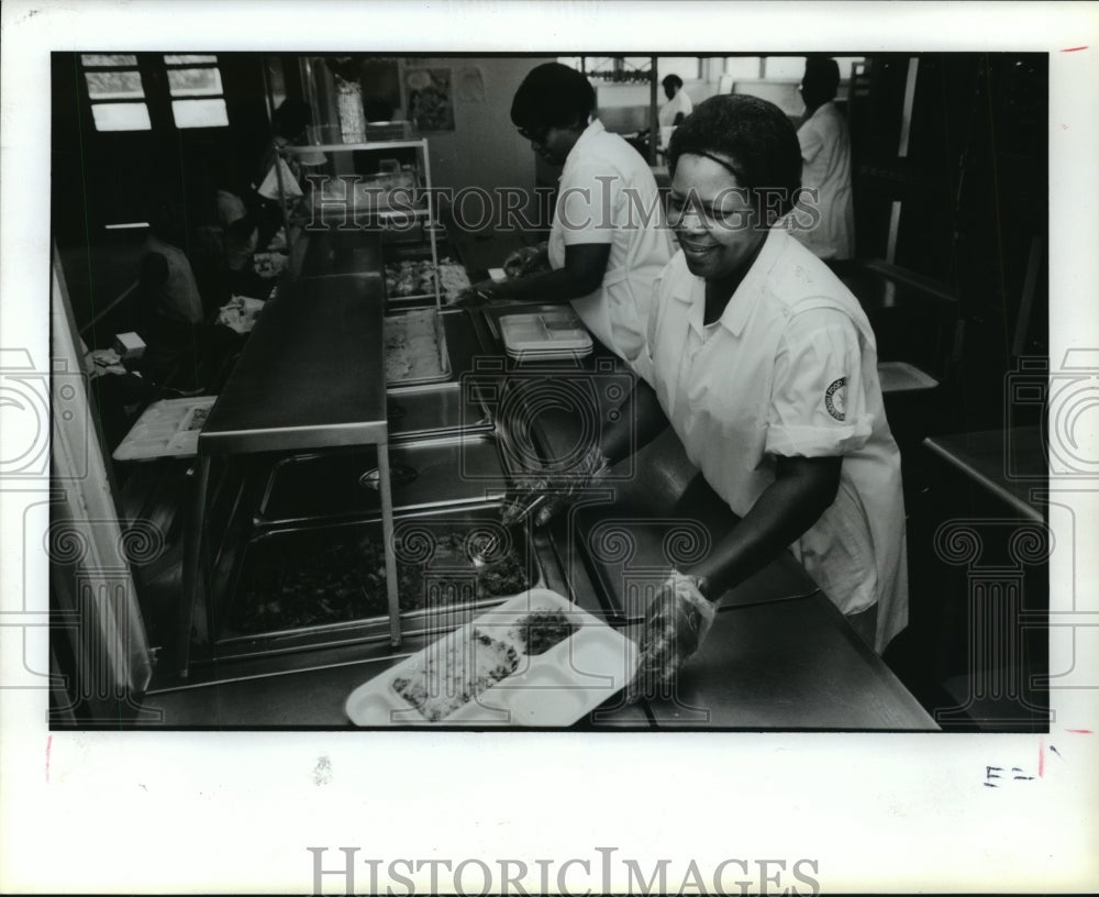 1988 Houston school cafeteria workers plate student lunch trays - Historic Images