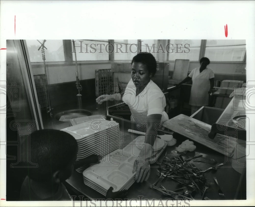 1988 Houston school cafeteria workers clean dirty dishes - Historic Images