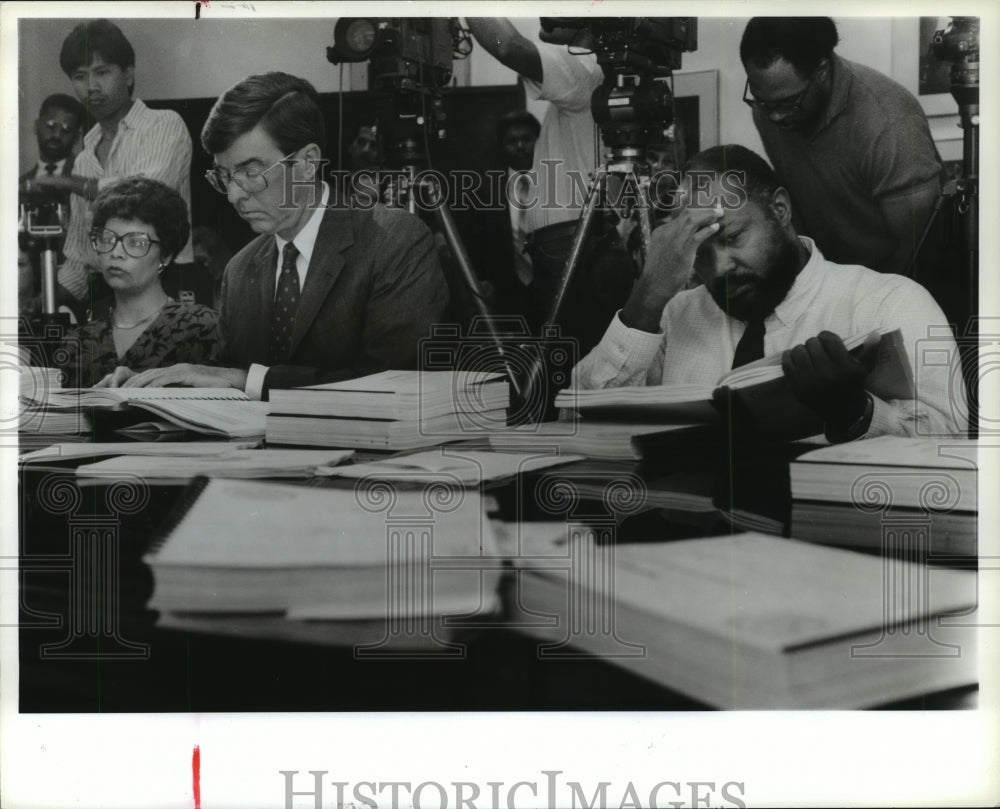 1990 Houston City Councilmen J. Greenwood and Al Calloway at meeting - Historic Images