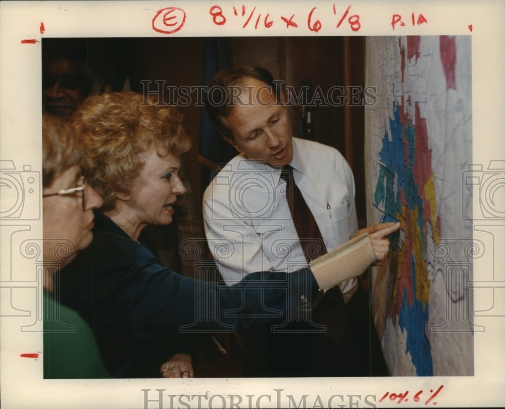 1991 Houston City Council member Eleanor Tinsley at map with others - Historic Images