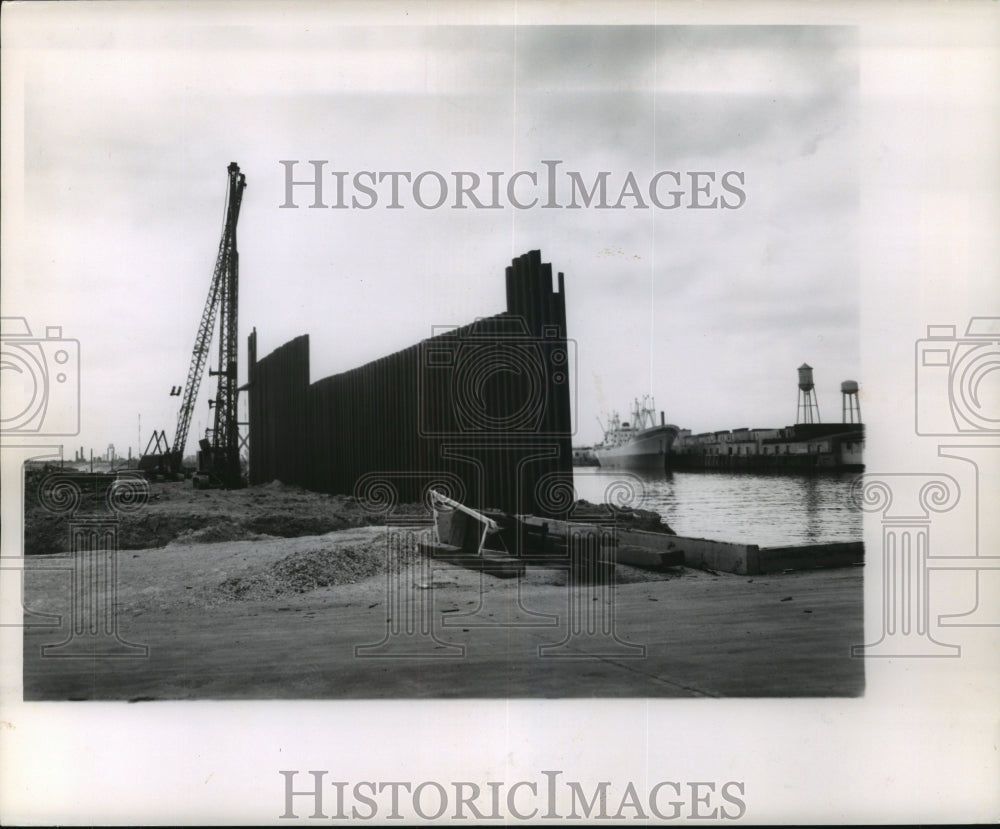 1962 Press Photo Driving pilings for wharves 23, 24, 25 at Houston Ship Channel - Historic Images