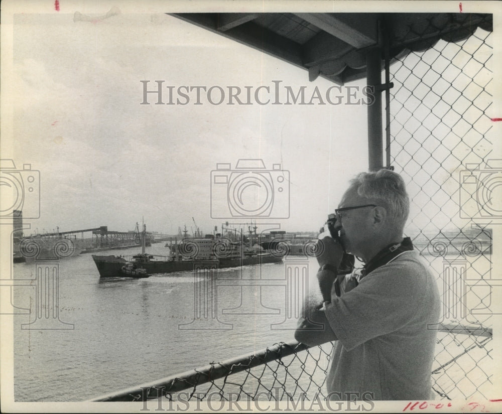 1973 Press Photo Tad Petrie takes photo of tub boat in Houston Ship Channel - Historic Images