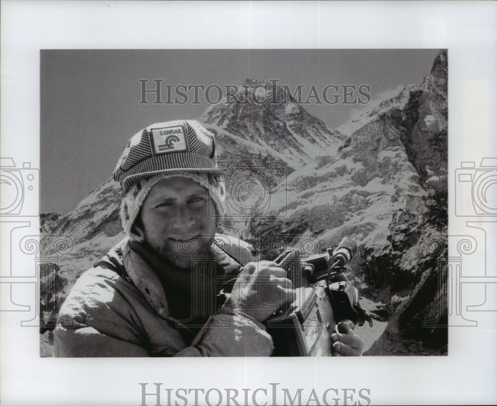 2003 Press Photo Filmmaker on top of mountain - Houston International Film Fest - Historic Images