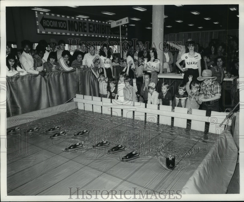 1982 Kids race toy boats at Houston Boat and Travel Show - Historic Images