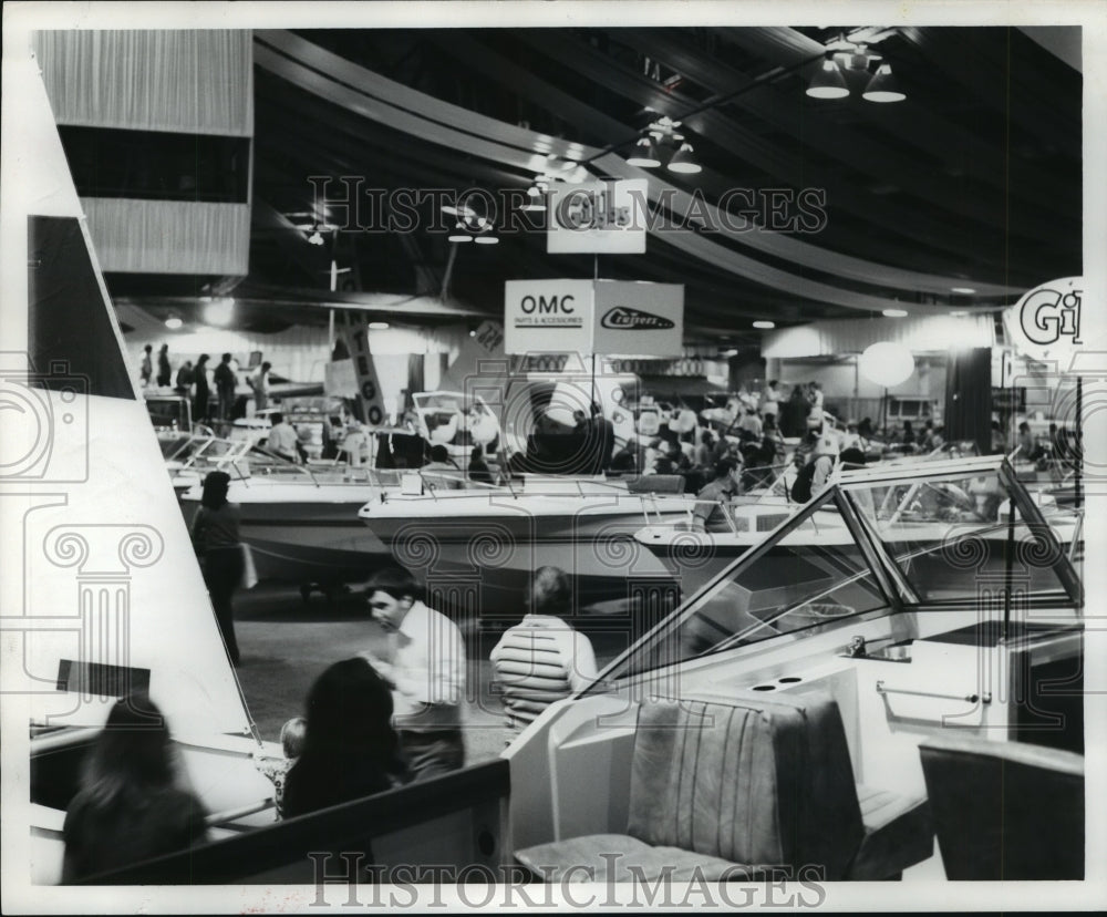 1981 People view exhibits at Houston Boat and Travel Show - Historic Images