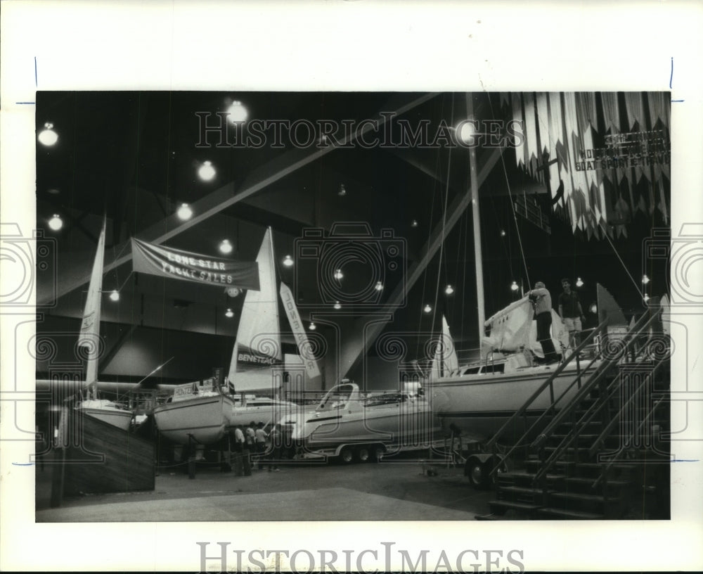 1989 Exhibitors set up boats at Houston Boat and Travel Show - Historic Images