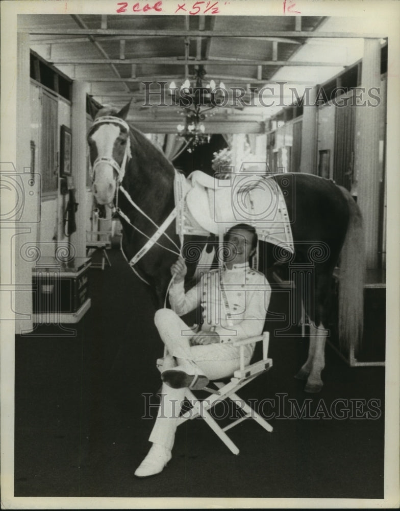 1973 Press Photo Don Weisen and his horse Perfecto in his stable - hca30270 - Historic Images