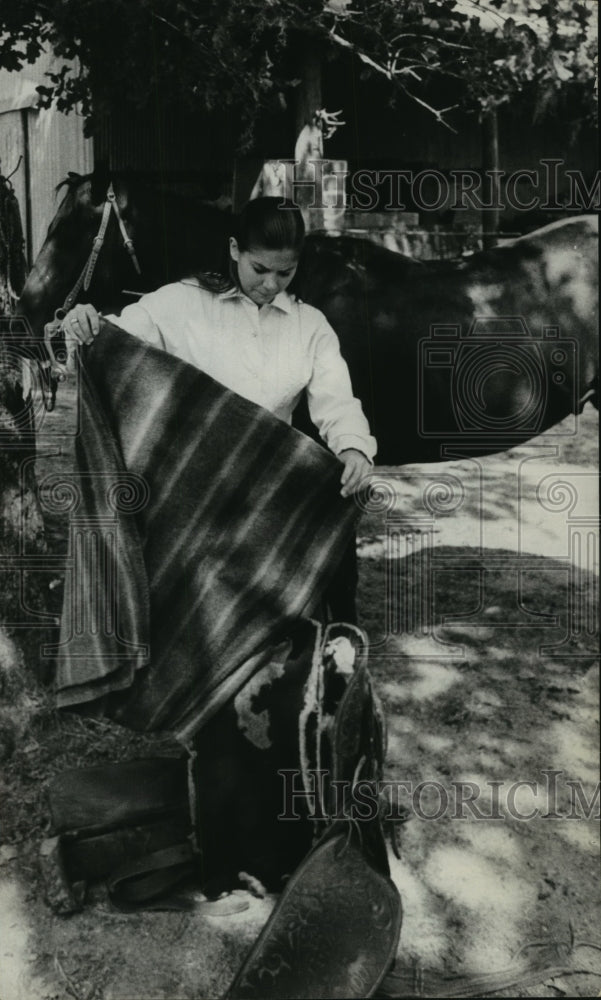 1969 Press Photo Mary Wells with horse blanket and saddle in Houston - hca30294- Historic Images