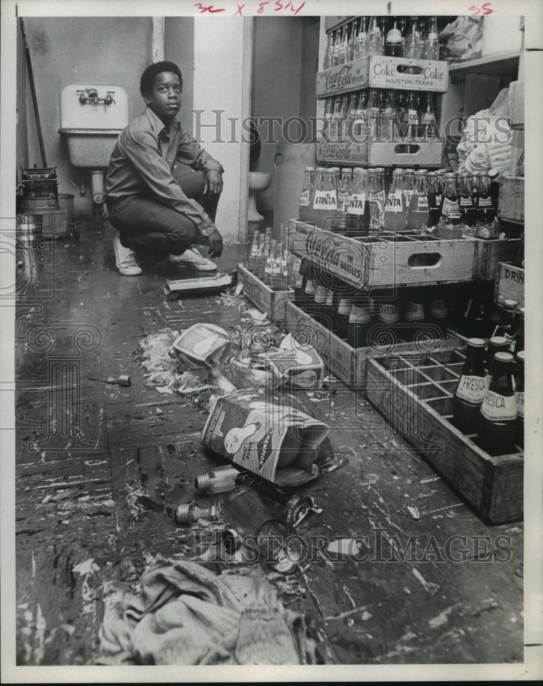 1971 Press Photo Ivory Hunter surveys damage at Berry Elementary in Houston-Historic Images