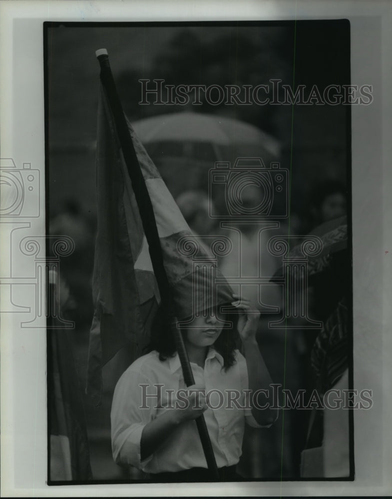 1987 Press Photo Houston's Dow Elementary student Christina Urvano holds flag - Historic Images