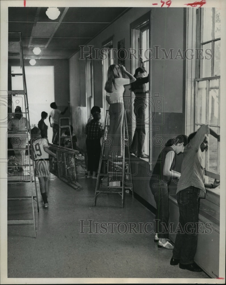 1972 Press Photo Houston&#39;s Dodson School parents fix up school - hca30386-Historic Images