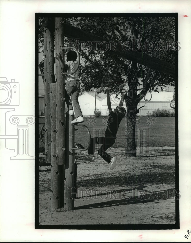 1985 Robert Singleton &amp; Sammy Carr in Houston School playground - Historic Images
