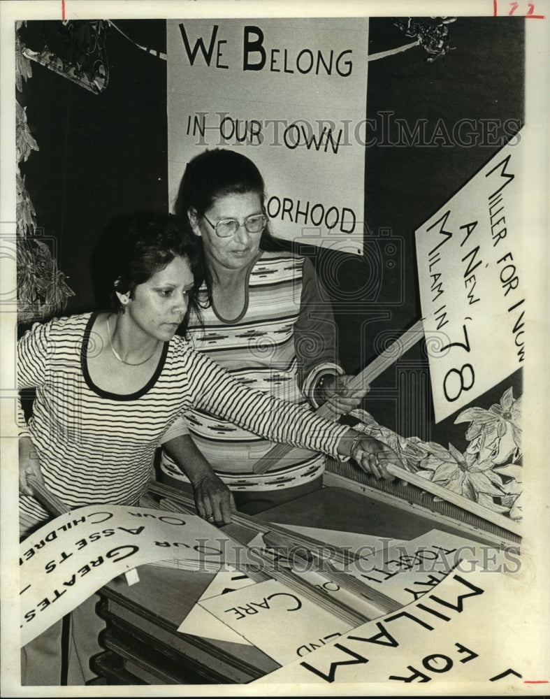 1977 Press Photo Milam Elementary parents Rachel Bernal and Alice Alwine picket - Historic Images