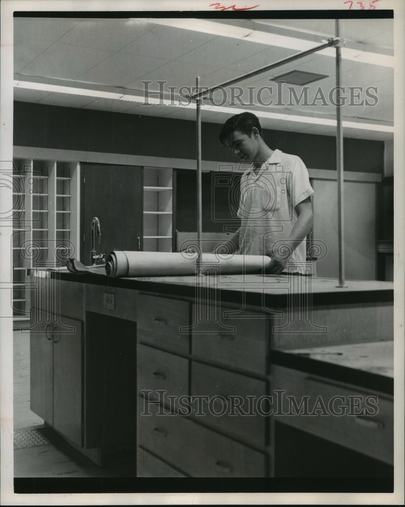 1962 Press Photo Sammy Castle in new Cullen Jr. High science classrooms - Historic Images