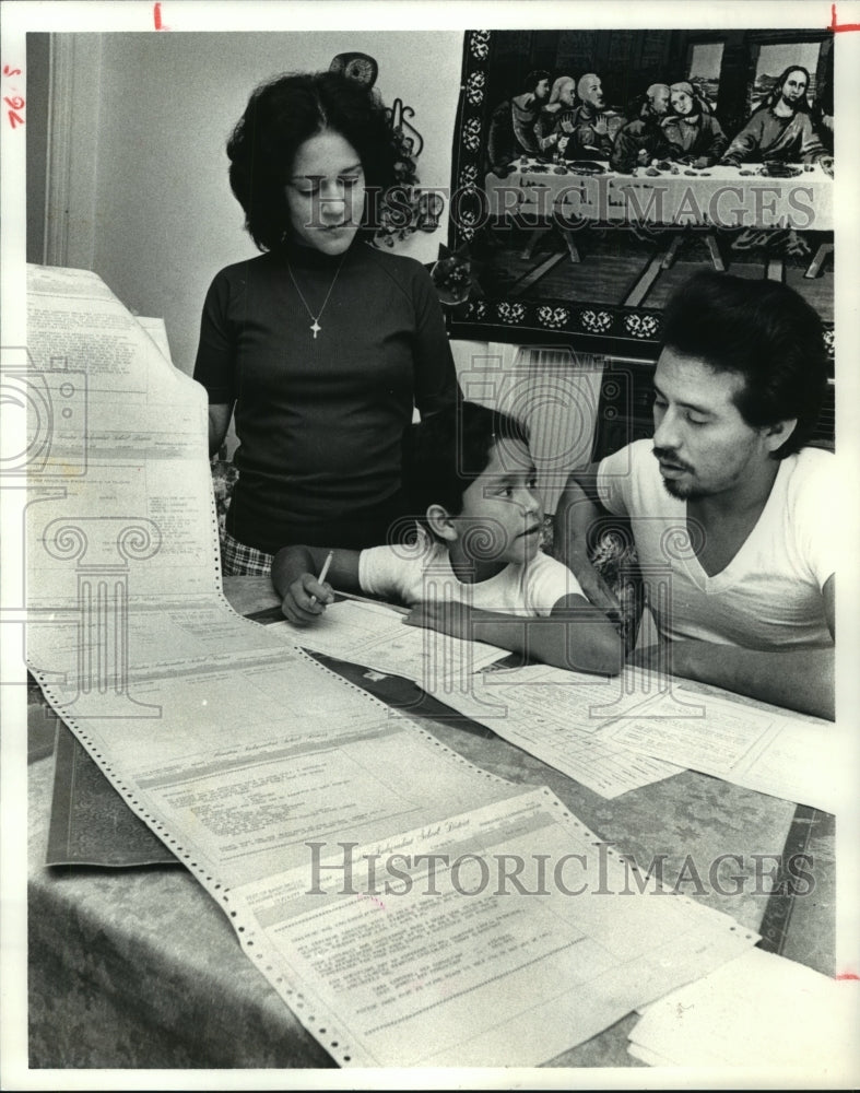 1978 Press Photo Janie and Damasio Cervantes help son Ray with school work - Historic Images